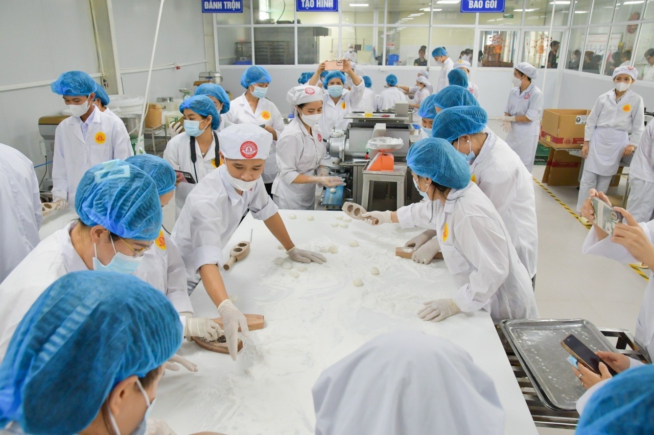40 trẻ mồ côi trải nghiệm làm bánh tại Công ty cổ phần Bánh mứt kẹo Bảo Minh 40 trẻ mồ côi trải nghiệm làm bánh tại Công ty cổ phần Bánh mứt kẹo Bảo Minh