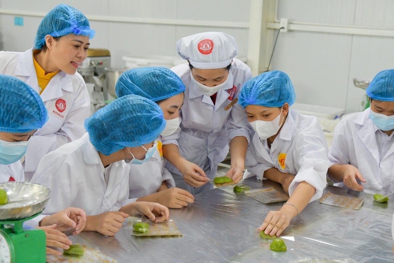40 trẻ mồ côi trải nghiệm làm bánh tại Công ty cổ phần Bánh mứt kẹo Bảo Minh 40 trẻ mồ côi trải nghiệm làm bánh tại Công ty cổ phần Bánh mứt kẹo Bảo Minh