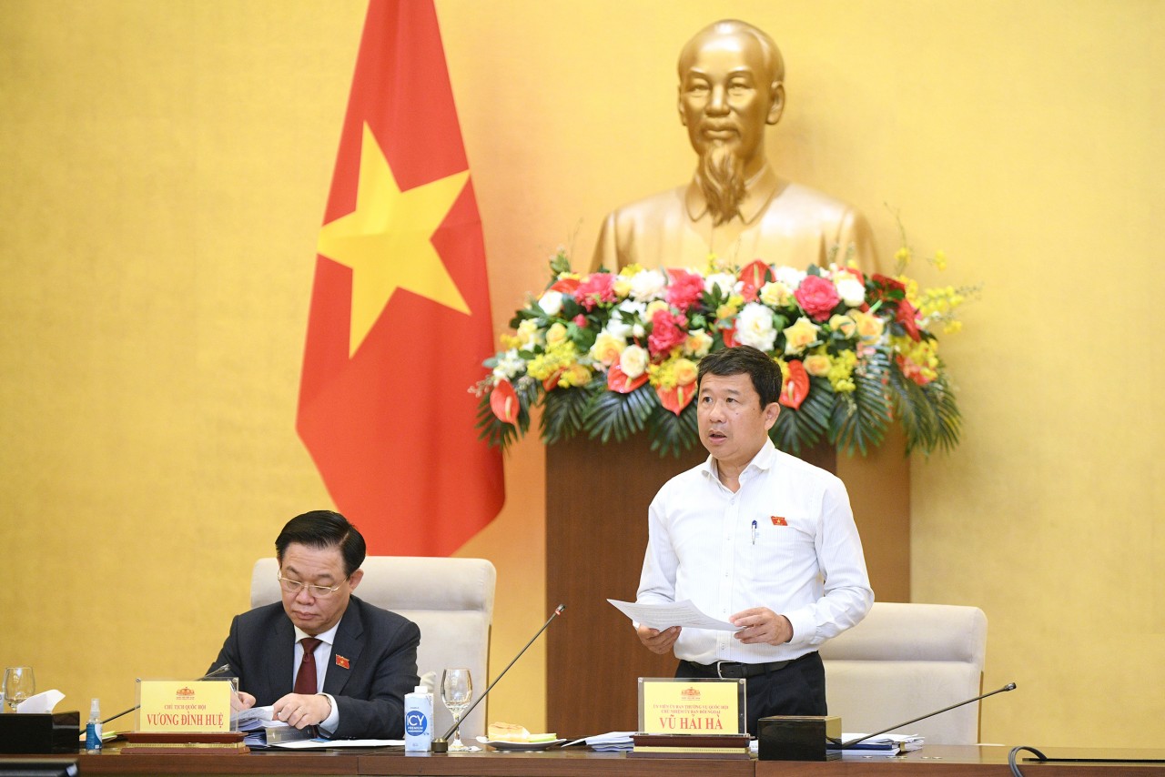 Chủ nhiệm Ủy ban Đối ngoại Vũ Hải Hà báo cáo tổng thể về công tác chuẩn bị tổ chức Hội nghị Nghị sĩ trẻ toàn cầu lần thứ 9 (Ảnh: Báo Quốc hội)