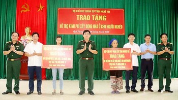 Trao tặng kinh phí xây dựng nhà ở cho 2 hộ nghèo ở huyện miền núi Quế Phong (Nghệ An)