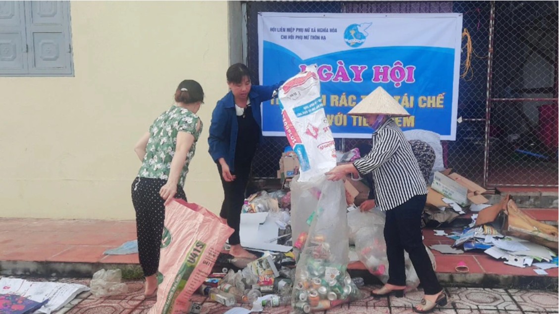 Vai trò của phụ nữ trong quản lý rác thải nhựa ở cấp hộ gia đình và cộng đồng