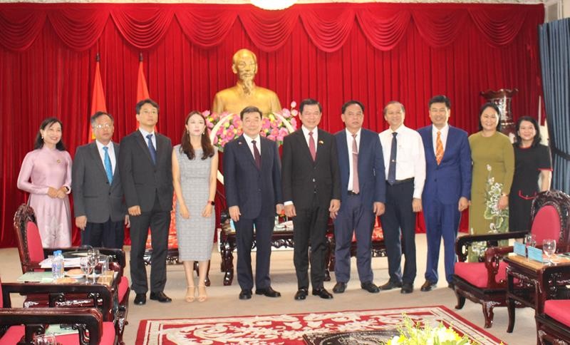 Bí thư Tỉnh ủy và lãnh đạo UBND tỉnh cùng các sở, ngành chụp hình lưu niệm với đoàn công tác