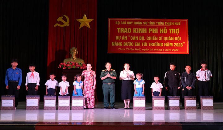 Thừa Thiên Huế: Hỗ trợ 27 học sinh dân tộc thiểu số và miền núi