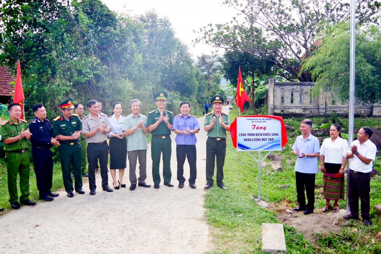 Khánh thành và bàn giao công trình đường điện chiếu sáng cho nhân dân thôn A Đeeng Par Lieng 2, xã Trung Sơn. Ảnh: Võ Tiến.