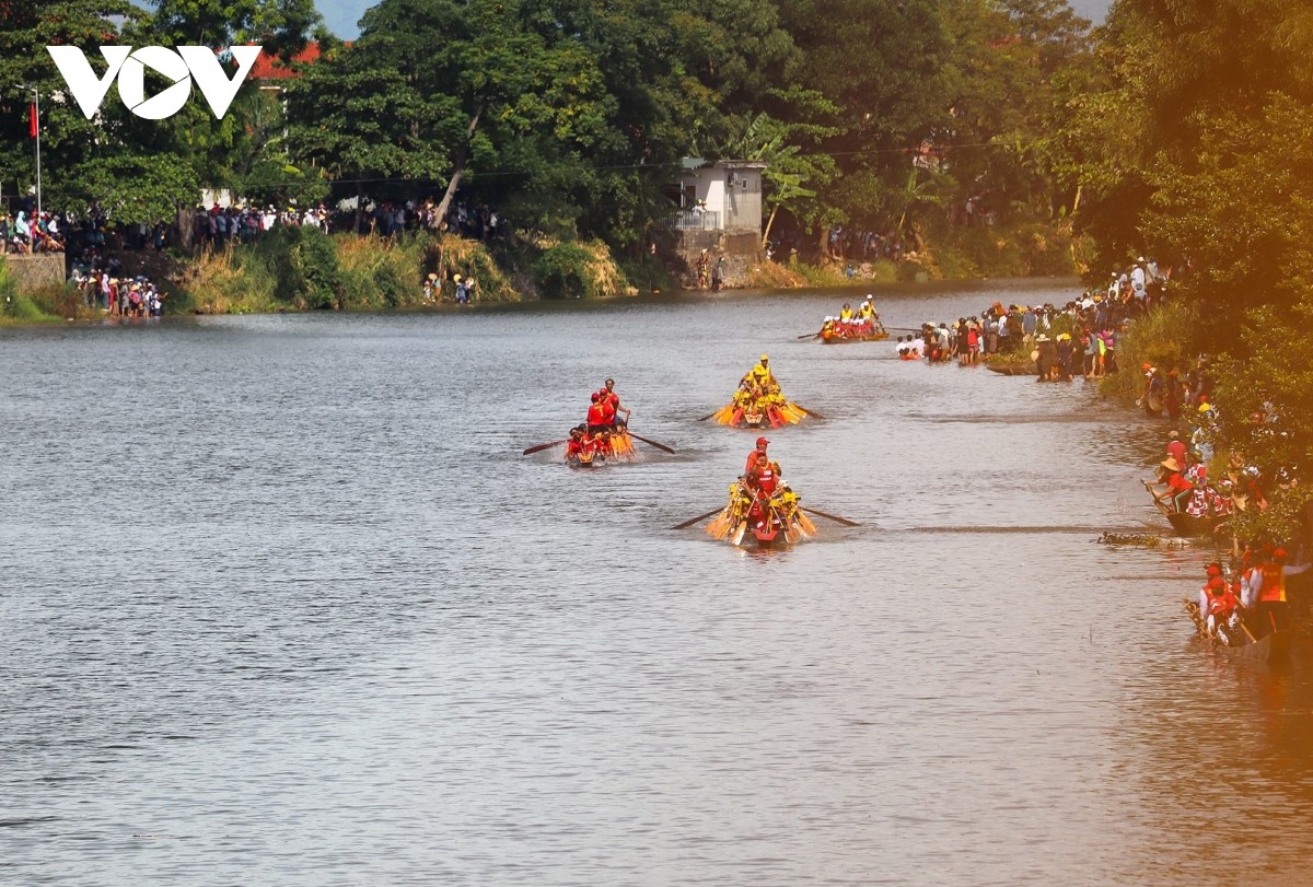 Những ngày này, người dân trên quê hương Đại tướng Võ Nguyên Giáp ở huyện Lệ Thủy, tỉnh Quảng Bình đón Tết Độc lập với Lễ hội đua thuyền truyền thống trên sông Kiến Giang. Lễ hội này đã có từ hàng trăm năm trước và được công nhận là Di sản văn hóa phi vật thể quốc gia từ năm 2019. Theo ông Trần Công Ích ở xã Tân Thủy, huyện Lệ Thủy, Tết Độc lập là dịp để con em cùng hướng về quê hương, tưởng nhớ công lao của Bác Hồ, tưởng nhớ Đại tướng Võ Nguyên Giáp và những người đã hy sinh để giành độc lập, tự do cho dân tộc. (Ảnh: VOV) Những ngày này, người dân trên quê hương Đại tướng Võ Nguyên Giáp ở huyện Lệ Thủy, tỉnh Quảng Bình đón Tết Độc lập với Lễ hội đua thuyền truyền thống trên sông Kiến Giang. Lễ hội này đã có từ hàng trăm năm trước và được công nhận là Di sản văn hóa phi vật thể quốc gia từ năm 2019. Theo ông Trần Công Ích ở xã Tân Thủy, huyện Lệ Thủy, Tết Độc lập là dịp để con em cùng hướng về quê hương, tưởng nhớ công lao của Bác Hồ, tưởng nhớ Đại tướng Võ Nguyên Giáp và những người đã hy sinh để giành độc lập, tự do cho dân tộc. (Ảnh: VOV)