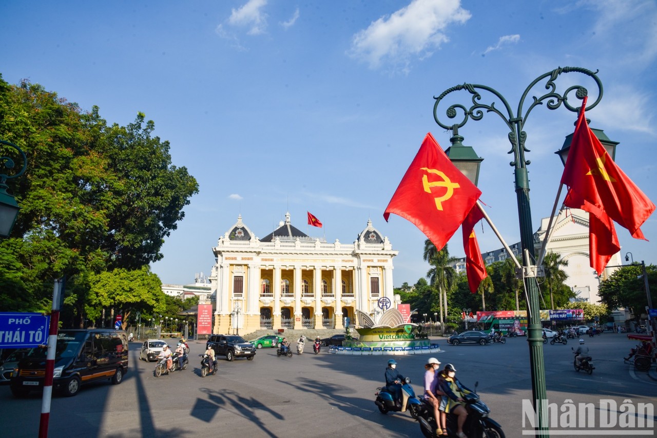 [Ảnh] Đường phố Hà Nội rực rỡ cờ hoa chào mừng ngày Quốc Khánh Việt Nam 2/9