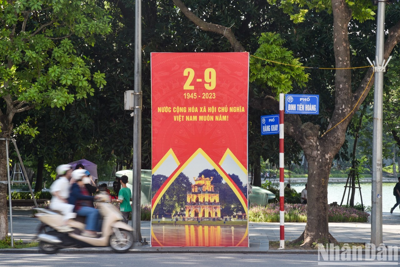 [Ảnh] Đường phố Hà Nội rực rỡ cờ hoa chào mừng ngày Quốc Khánh Việt Nam 2/9