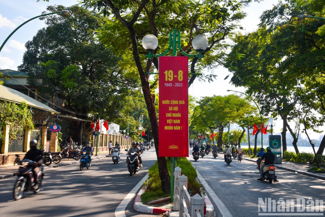 [Ảnh] Đường phố Hà Nội rực rỡ cờ hoa chào mừng ngày Quốc Khánh Việt Nam 2/9