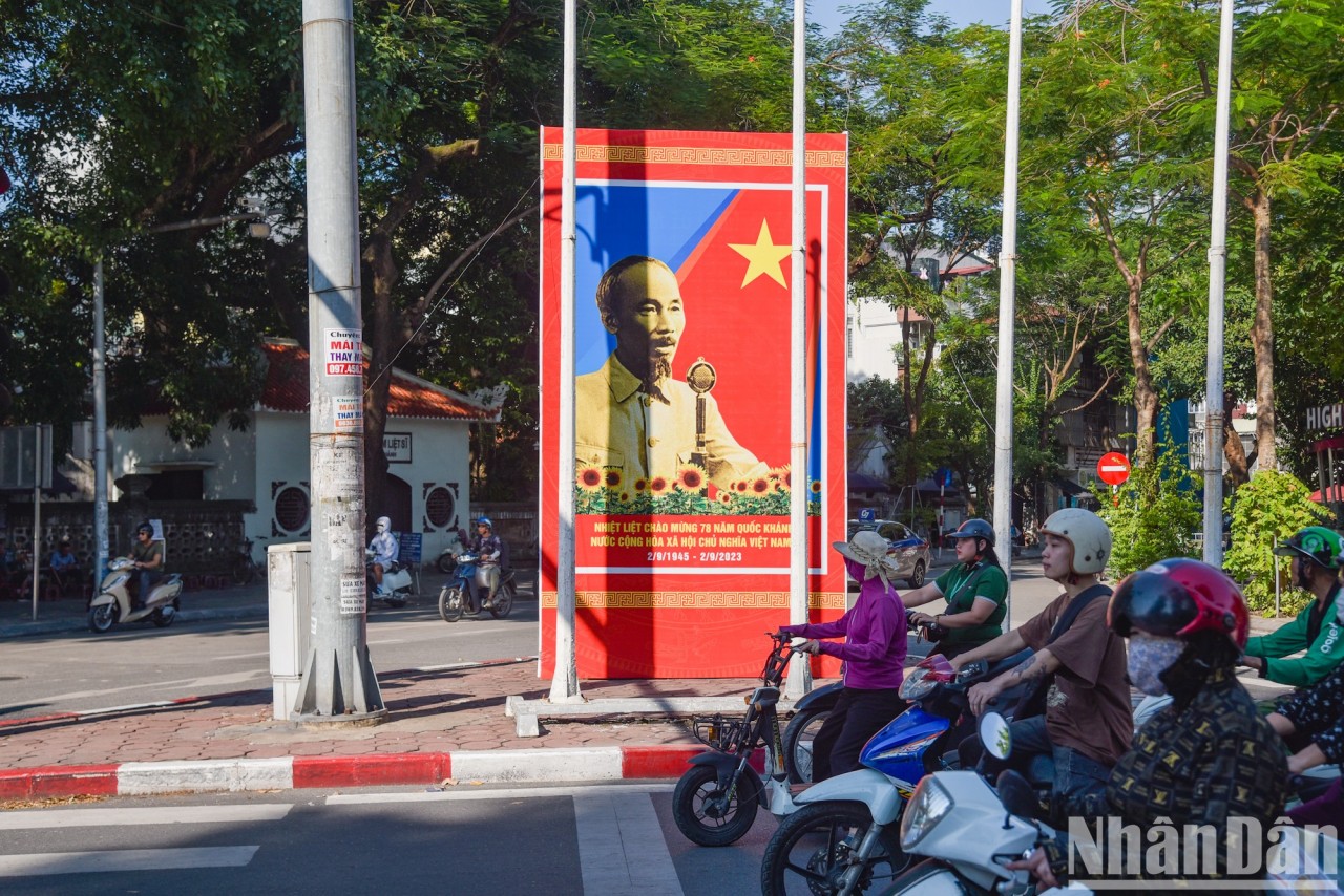 [Ảnh] Đường phố Hà Nội rực rỡ cờ hoa chào mừng ngày Quốc Khánh Việt Nam 2/9