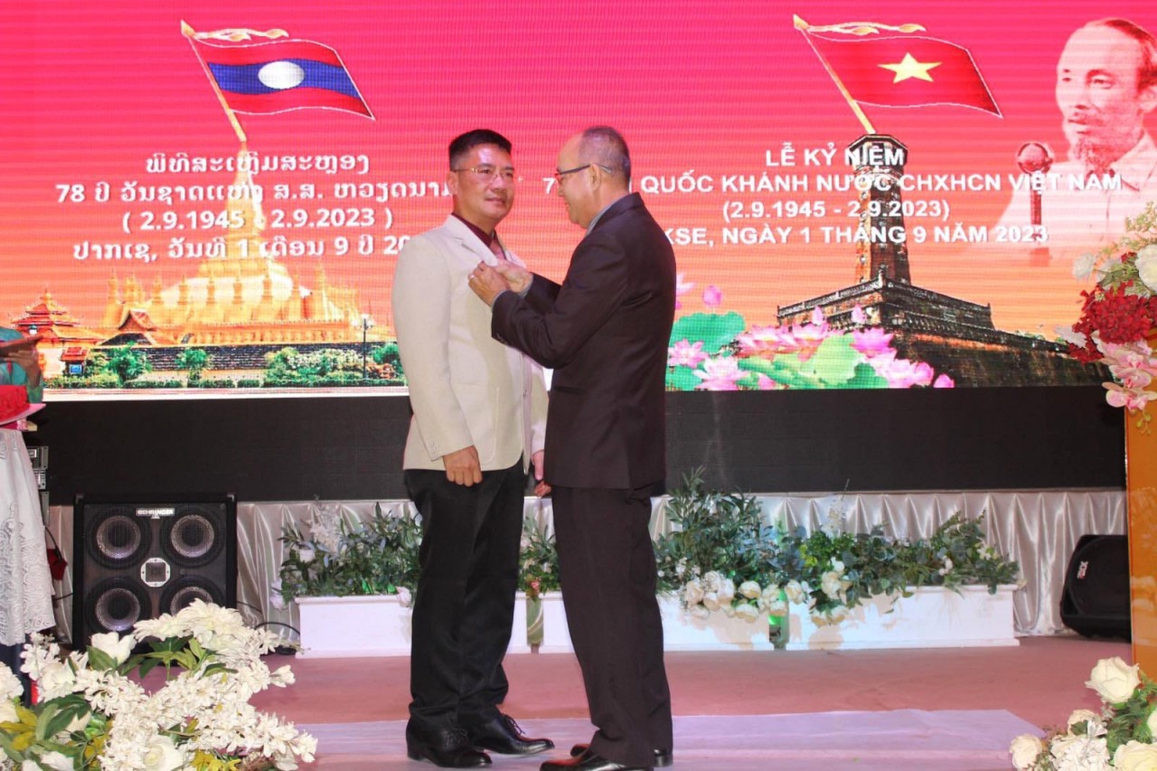 Trao Huy chương Hữu nghị của Chính phủ Lào cho Tổng Lãnh sự Việt Nam tại Pakse