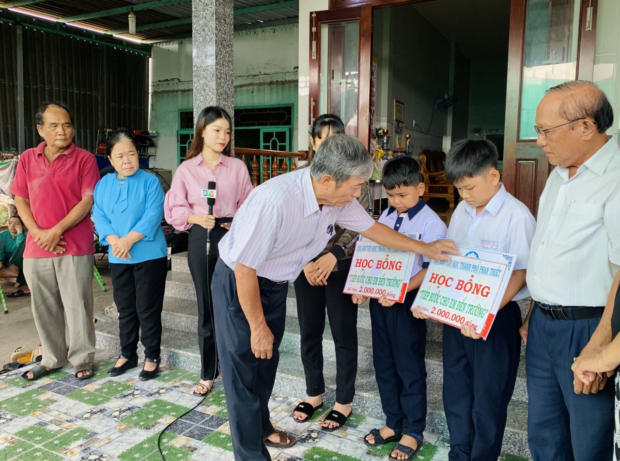 Chia sẻ, động viên con trai của công dân dũng cảm cứu người