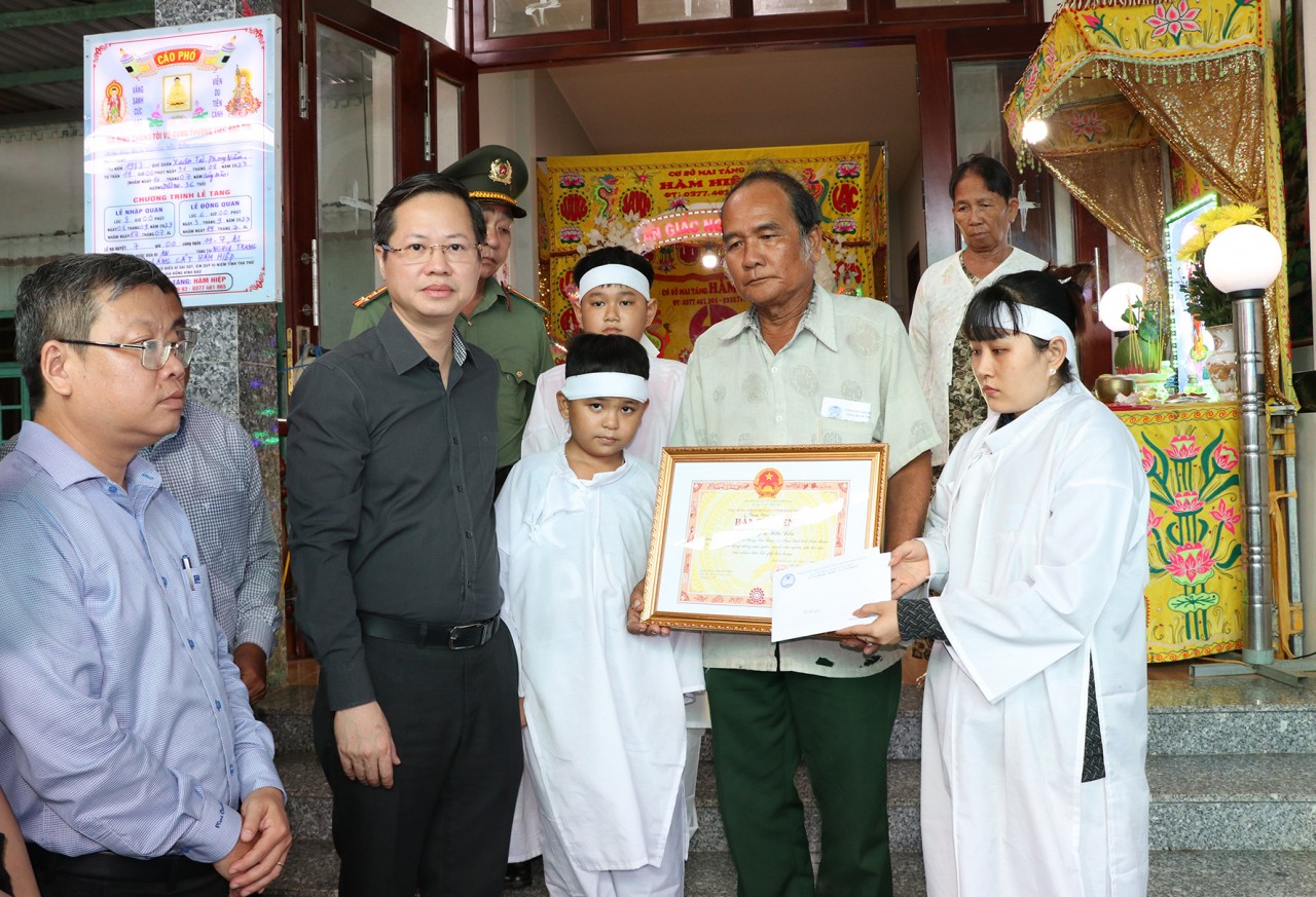 Chia sẻ, động viên con trai của công dân dũng cảm cứu người