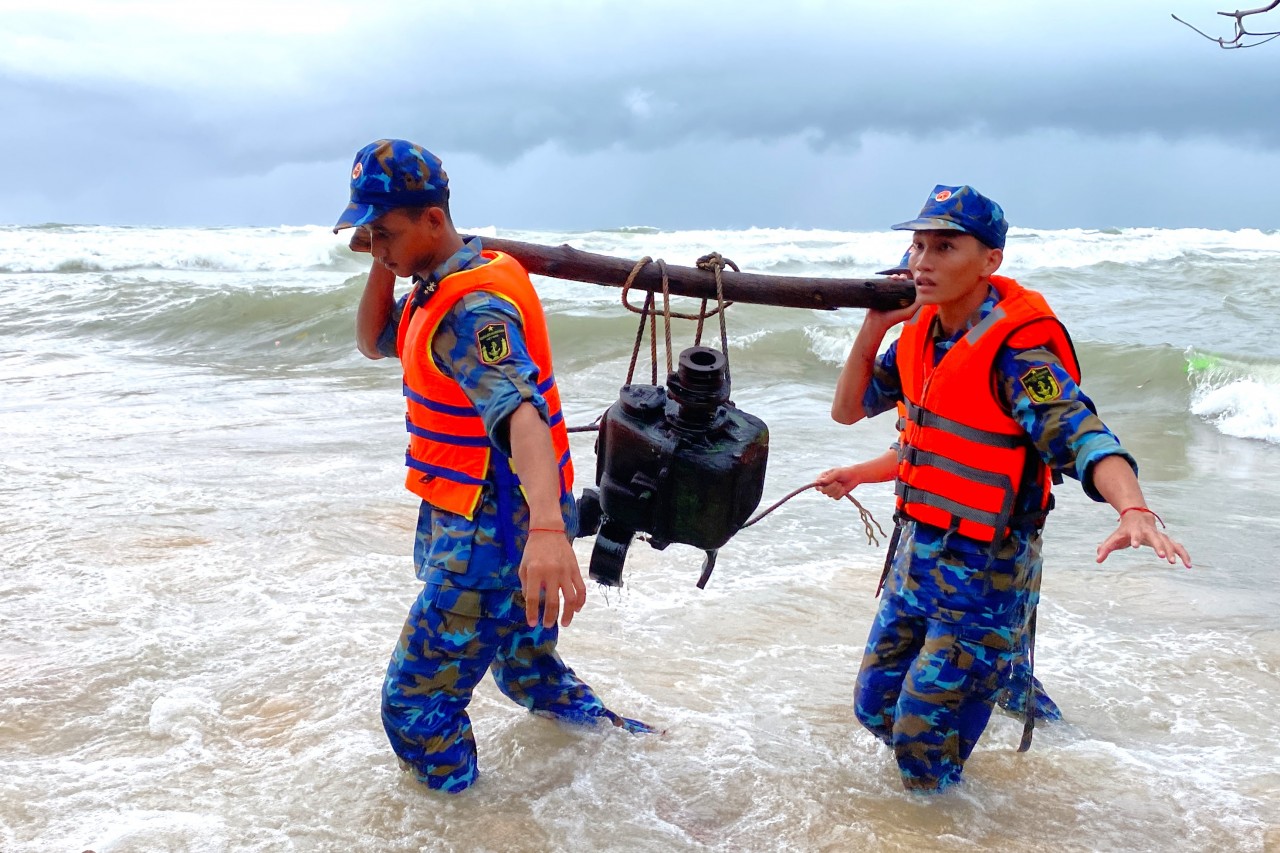 Kiên Giang: cán bộ, chiến sĩ Hải quân cùng bà con khắc phục hậu quả thiên tai