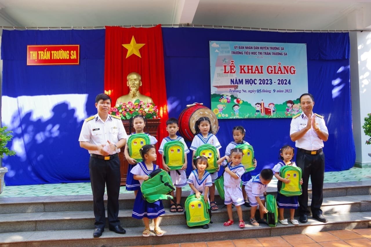 Huyện đảo Trường Sa tưng bừng khai giảng năm học mới