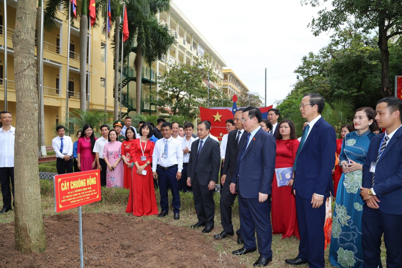 Chủ tịch Quốc hội dự khai giảng năm học mới tại ngôi trường thắm tình hữu nghị Việt - Lào