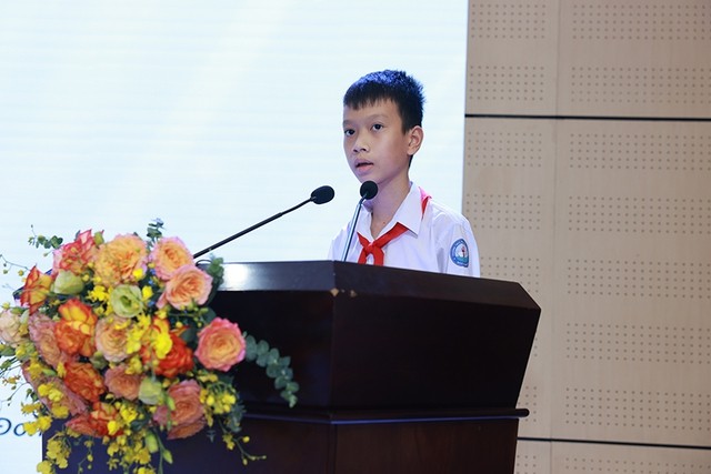 Em Đào Khương Duy, học sinh lớp 7/1 Trường THCS Huỳnh Tấn Phát, huyện Bình Đại, Bến Tre giành giải Ba quốc tế cuộc thi Viết thư UPU lần thứ 52 (Ảnh: VGP)