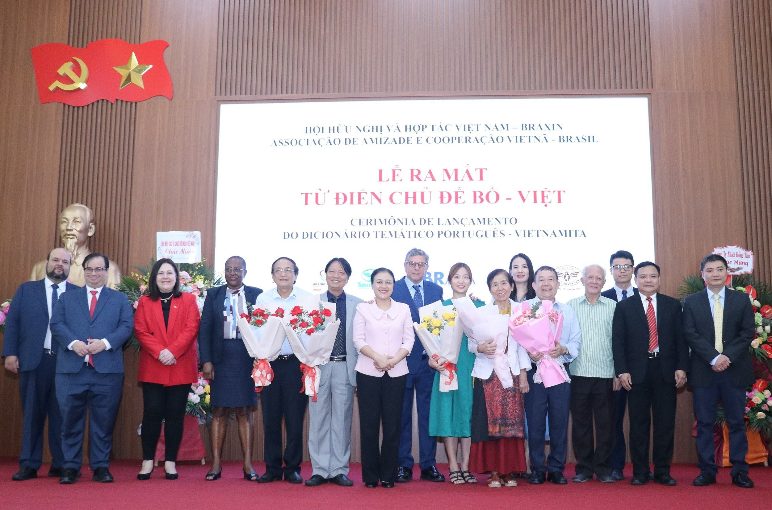Đại sứ Nguyễn Phương Nga, Chủ tịch Liên hiệp các tổ chức hữu nghị Việt Nam tặng hoa chúc mừng Hội hữu nghị và hợp tác Việt Nam - Brazil và Ban soạn thảo Từ điển chủ đề Bồ - Việt (Ảnh: Thu Hà).