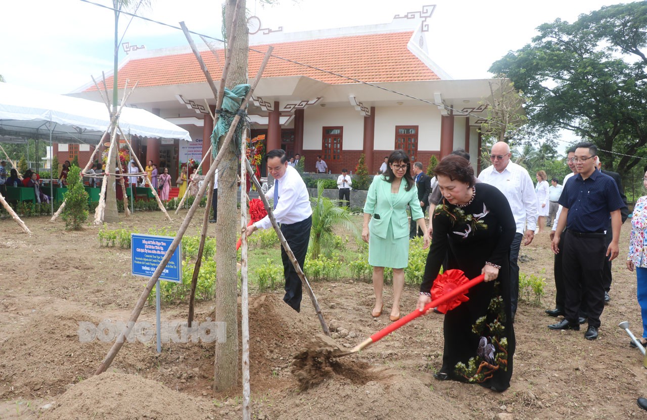 Đại biểu trồng cây tại Nhà lưu niệm Moncada. (Ảnh: Báo Đồng Khởi)