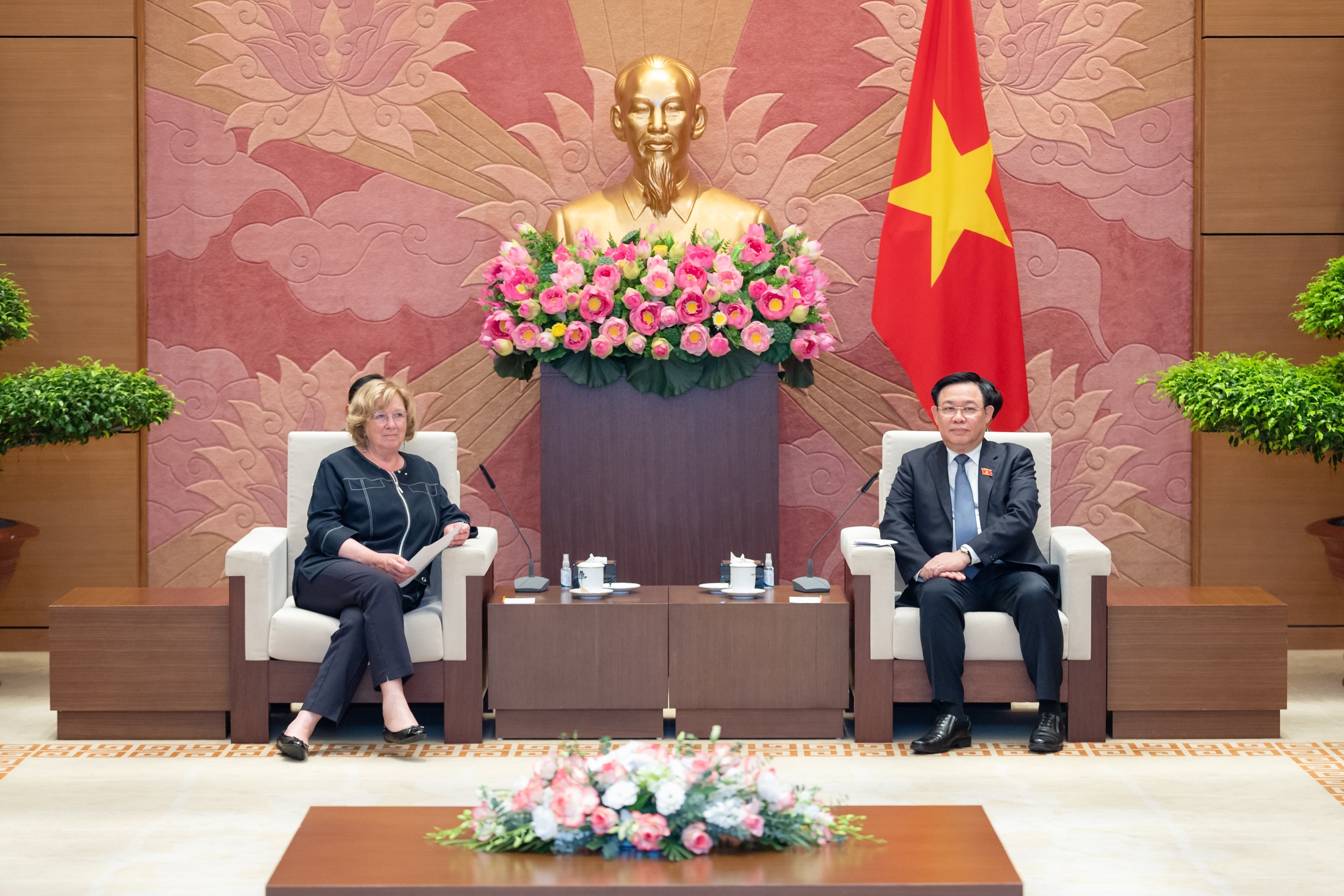 Chủ tịch Quốc hội Vương Đình Huệ tiếp Chủ tịch Nhóm Nghị sĩ hữu nghị Pháp – Việt Catherine Deroche. (Ảnh: quochoi.vn)