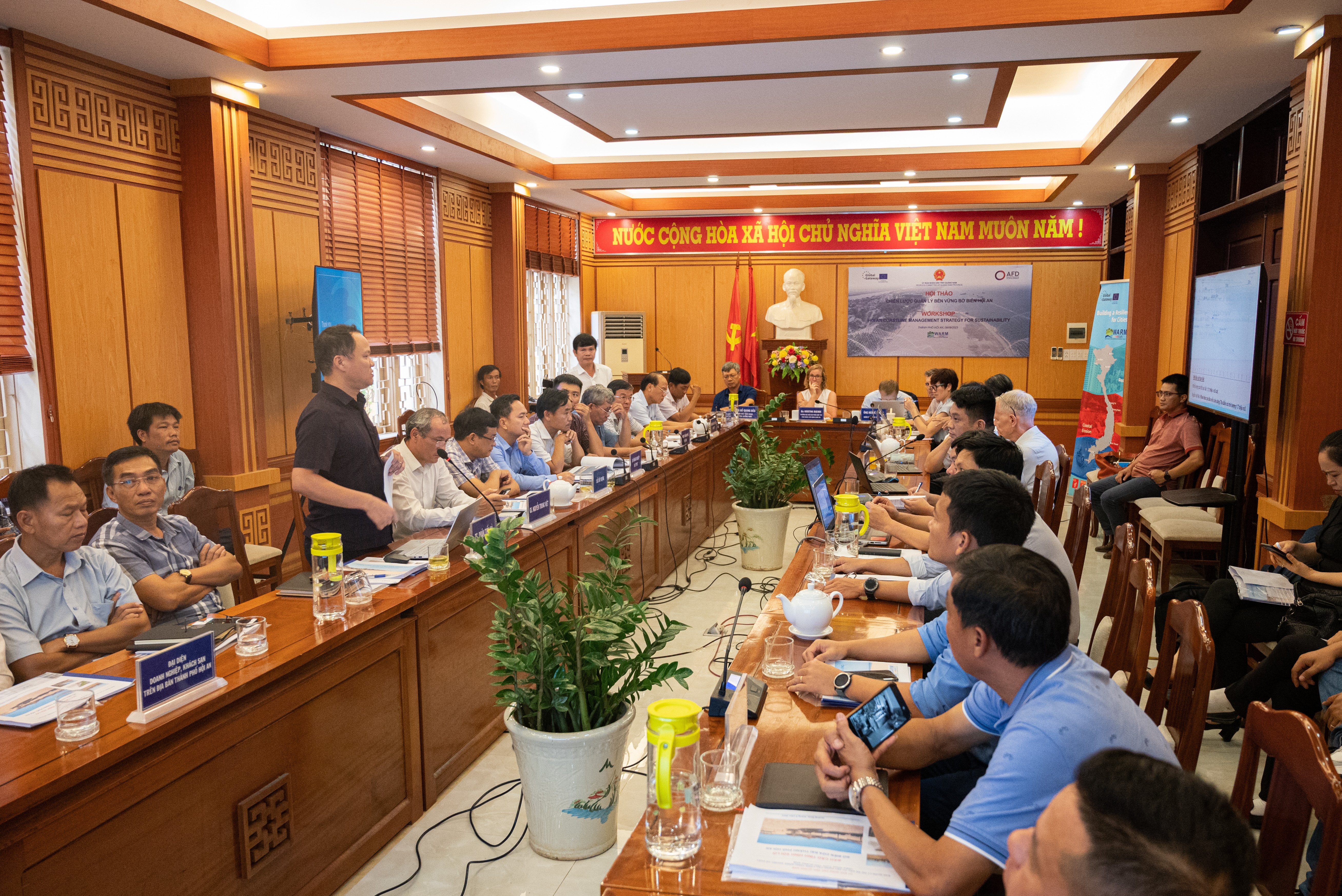 Các đại biểu tham dự hội thảo.