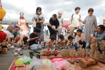 Người dân Nhật Bản thích thú nặn tò he, vẽ tranh Đông Hồ