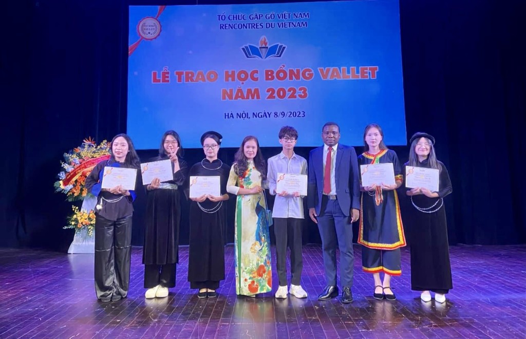 Học sinh Trường THPT Chuyên tỉnh nhận học bổng Valet tại chương trình. (Ảnh: Báo Cao Bằng)