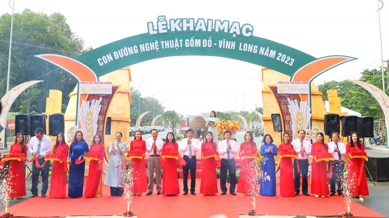 Độc đáo con đường nghệ thuật gốm đỏ ở Vĩnh Long