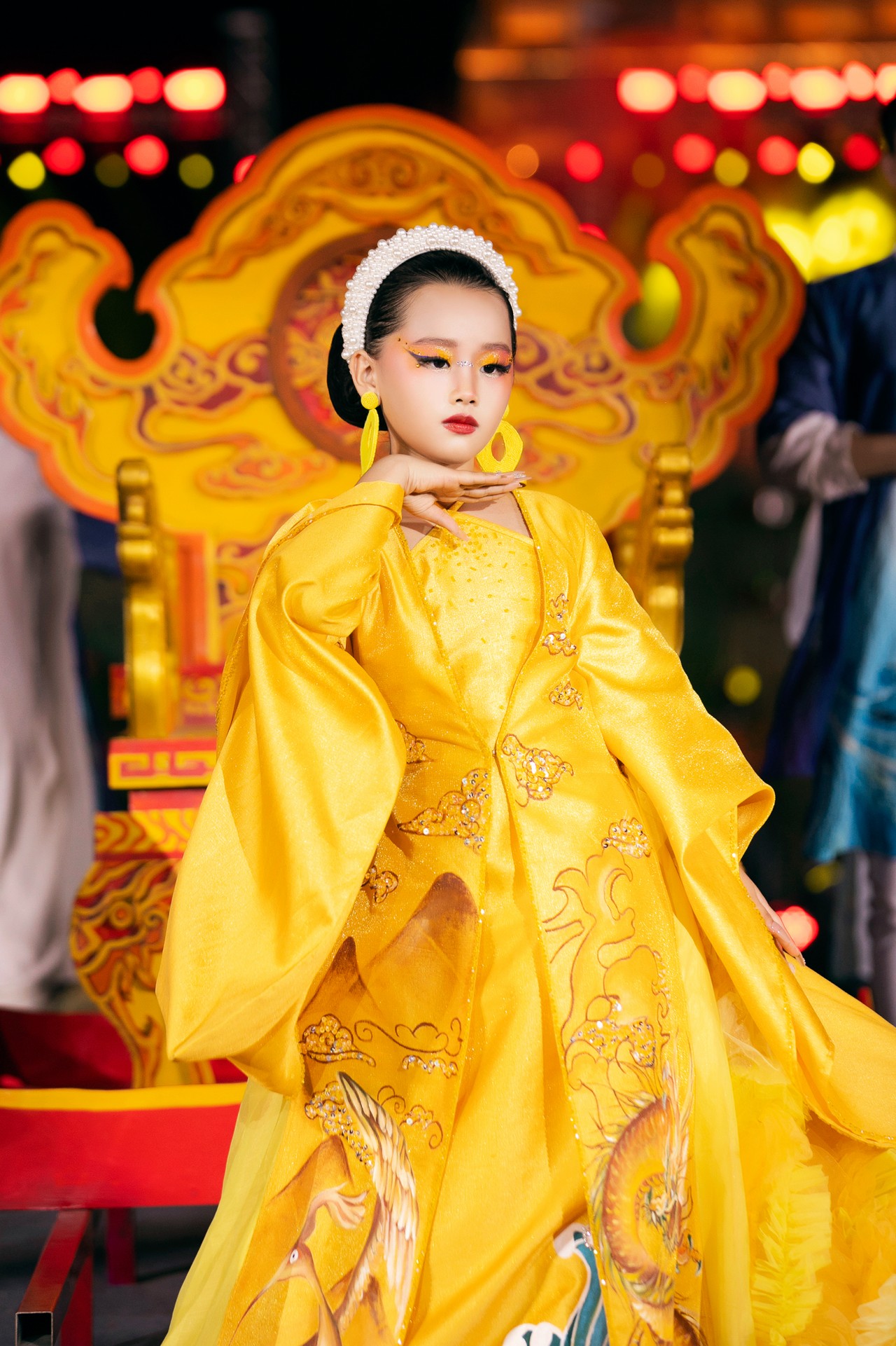 Mẫu nhí gây sốt khi hóa thân thành công chúa triều Đinh