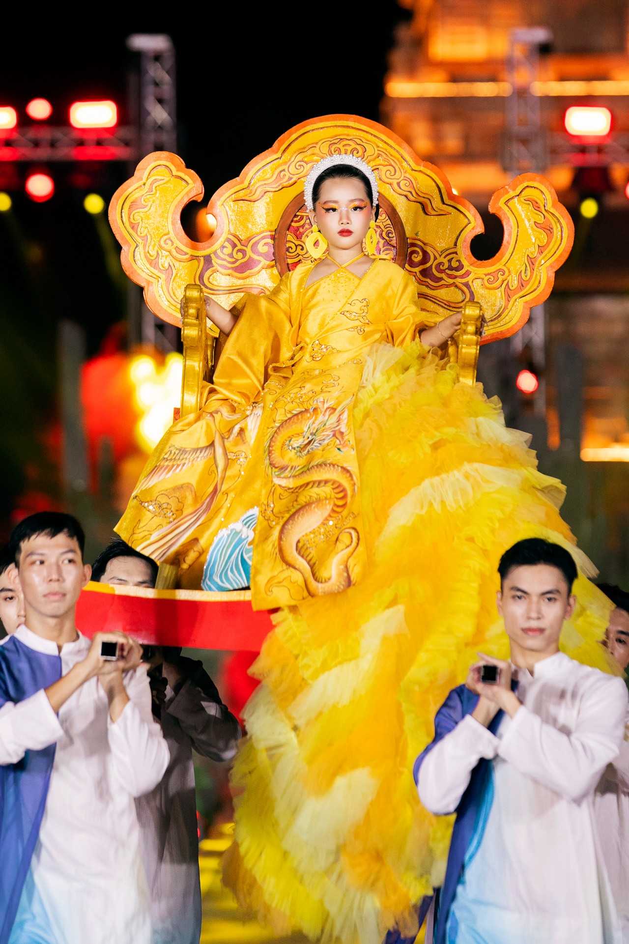 Mẫu nhí gây sốt khi hóa thân thành công chúa triều Đinh