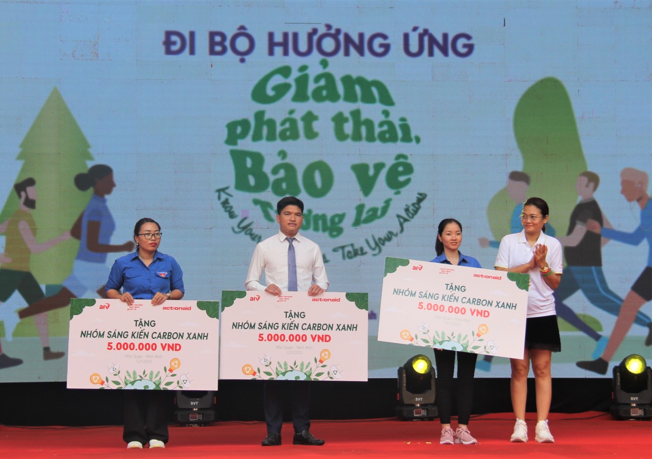 Gần 1.000 thanh niên tham gia đi bộ hưởng ứng "Giảm phát thải bảo vệ tương lai"