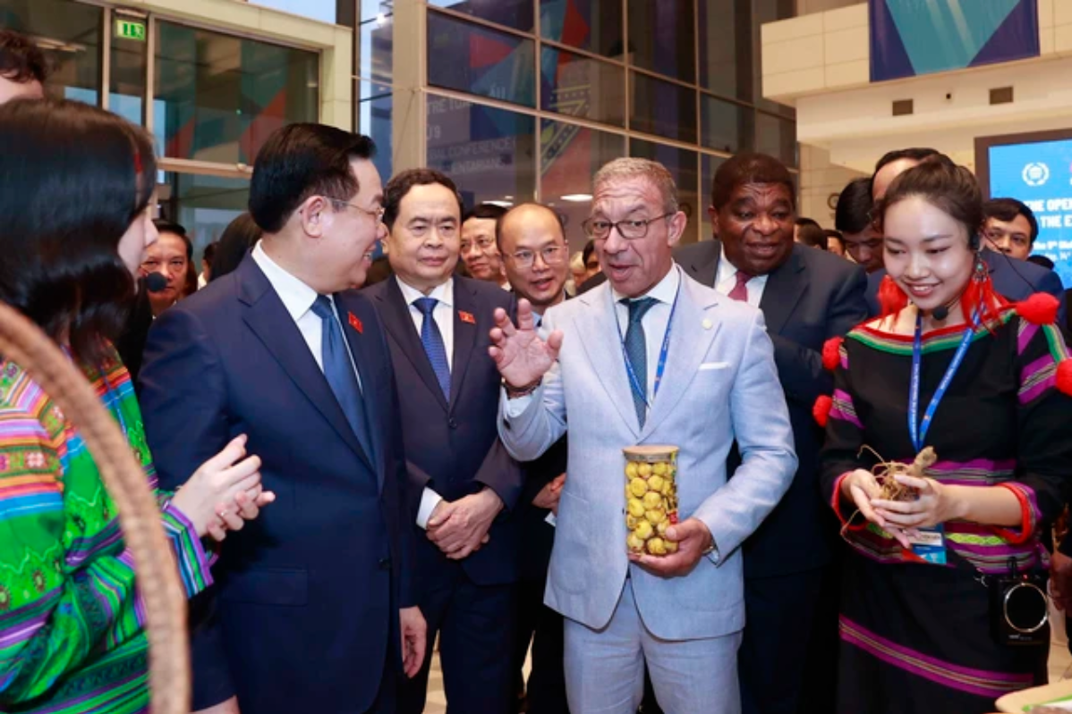 Chủ tịch Quốc hội Vương Đình Huệ trao đổi với Chủ tịch Liên minh Nghị viện Thế giới (IPU) Duarte Pacheco. (Ảnh: TTXVN) Chủ tịch Quốc hội Vương Đình Huệ trao đổi với Chủ tịch Liên minh Nghị viện Thế giới (IPU) Duarte Pacheco. (Ảnh: TTXVN)