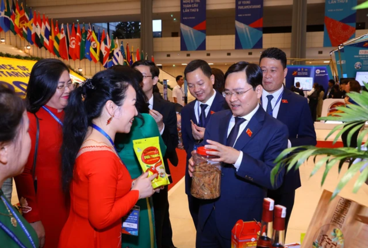 Giới thiệu sản phẩm OCOP và công nghệ Make in Vietnam đến bạn bè quốc tế Giới thiệu sản phẩm OCOP và công nghệ Make in Vietnam đến bạn bè quốc tế