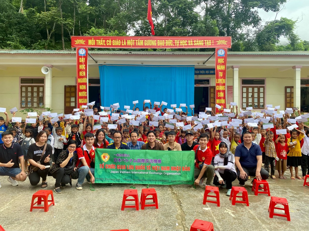 Nghệ An: Bà con dân tộc thiểu số được nhận nhiều phần quà hữu ích từ FAVIJA