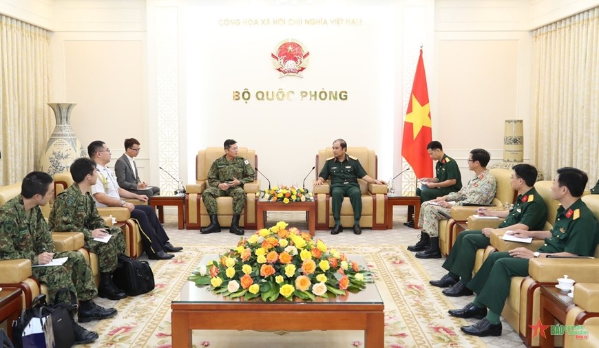 Thượng tướng Phùng Sĩ Tấn tiếp Trung tướng Ueda Kazumasa tại trụ sở Bộ Quốc phòng 