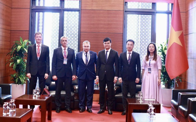 Đoàn đại biểu cấp cao Trung ương Đoàn Thanh niên Cộng sản Hồ Chí Minh và Trung ương Đoàn Thanh niên Cộng sản Belarus tại buổi làm việc.