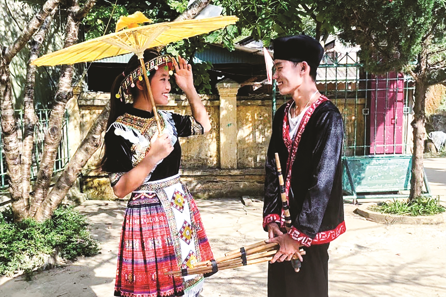 Thanh niên người Mông thường dùng tiếng khèn để thể hiện tài năng trước bạn gái