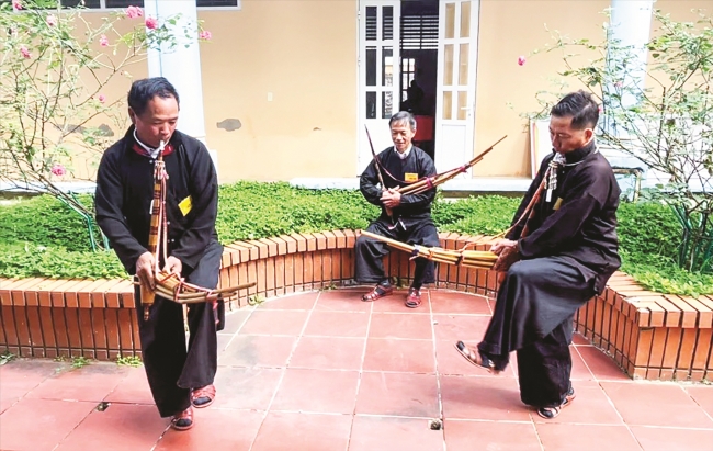 Réo rắt tiếng khèn trên cao nguyên