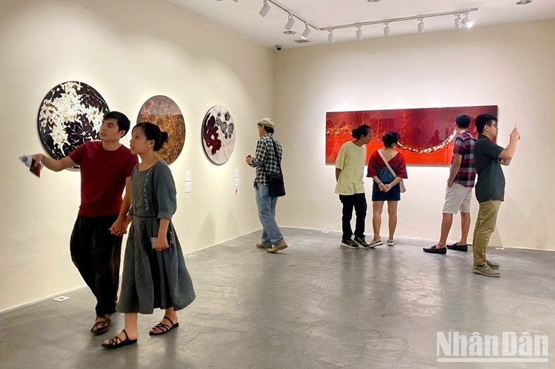 Nữ hoạ sĩ Nhật Bản vẽ “Trăng” bằng sơn mài Việt Nam