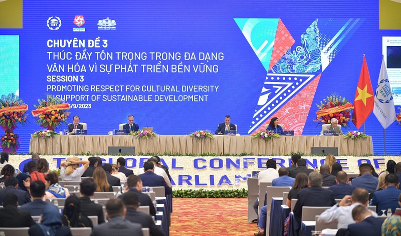 Ảnh 1: Các đại biểu tham dự phiên thảo luận chuyên đề 3: “Thúc đẩy tôn trọng đa dạng văn hóa vì sự phát triển bền vững” (Ảnh: Quochoi.vn)
