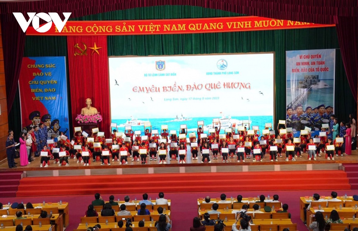 Toàn cảnh cuộc thi Em yêu biển đảo quê hương tại Lạng Sơn