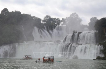 thac ban gioc nhin tu ben kia bien gioi