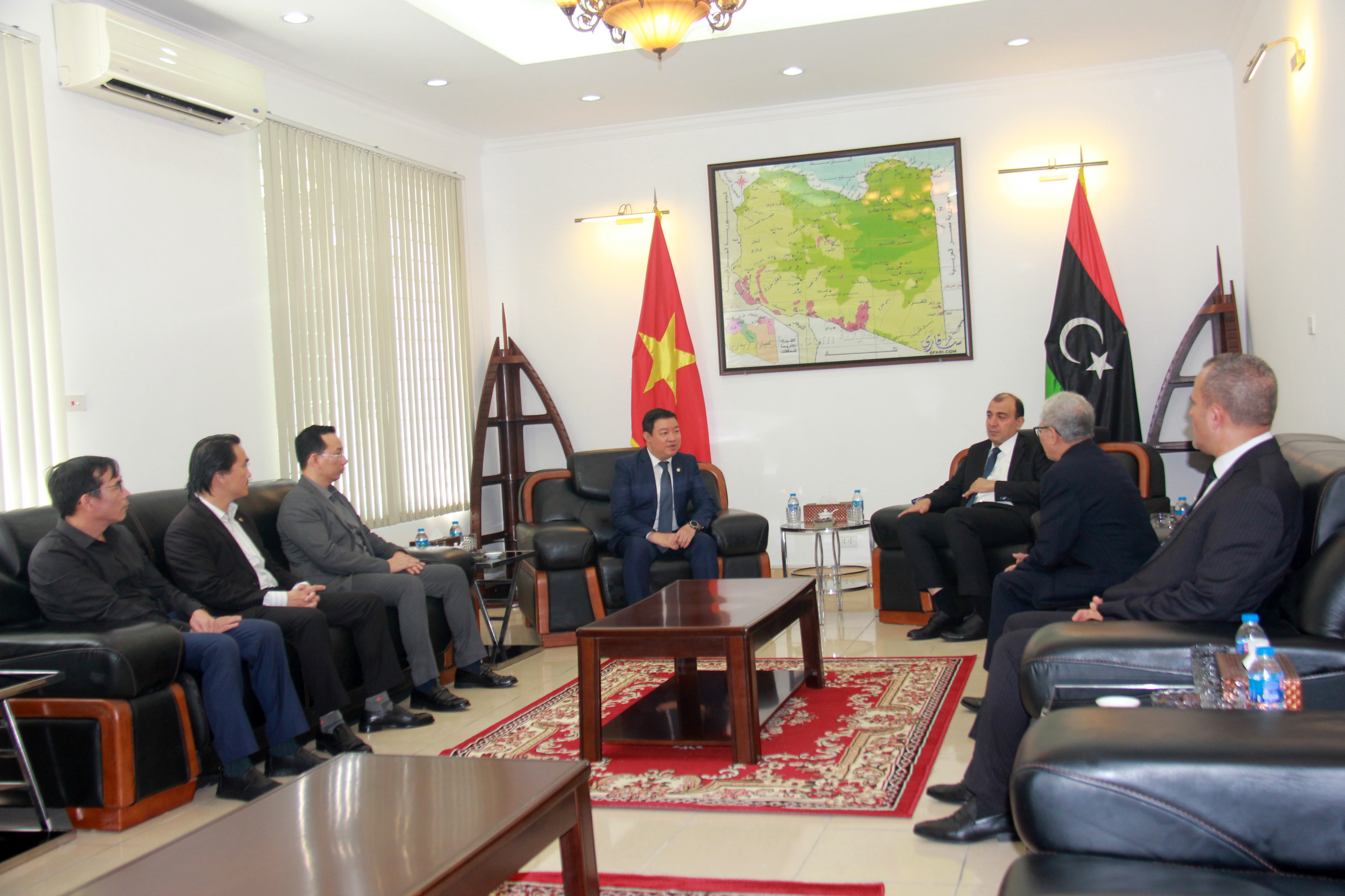VUFO đặt vòng hoa, ghi sổ tang tưởng niệm nạn nhân lũ lụt ở Libya