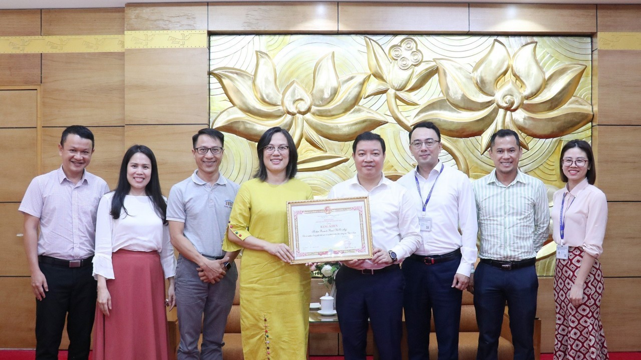 Phát triển văn hóa đọc cho trẻ em Việt Nam: RtR nhận bằng khen của VUFO