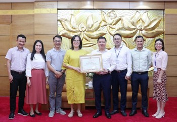 Phát triển văn hóa đọc cho trẻ em Việt Nam: RtR nhận bằng khen của VUFO