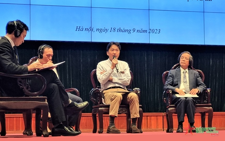 Giáo sư Ikebe Ryo – Giáo sư của Đại học Senshu (Nhật Bản) (thứ hai từ phải sang), phát biểu tại buổi Tọa đàm. (Ảnh: Quân đội nhân dân)
