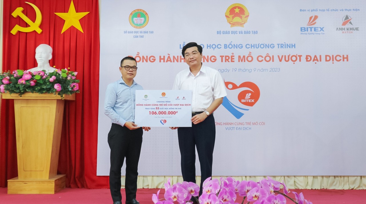 Trẻ em mồ côi do Covid-19 tại Cần Thơ được trao học bổng 