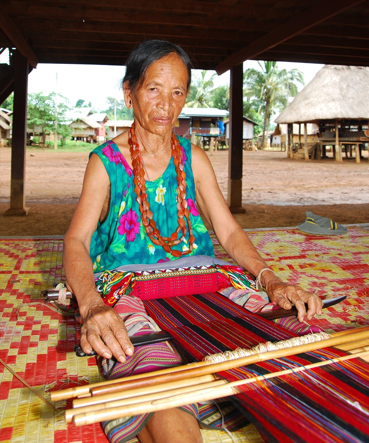 Nghệ nhân dệt thổ cẩm dân tộc Cơ Tu ở tỉnh Salavan, Lào (Ảnh: Trần Kỳ Phương)