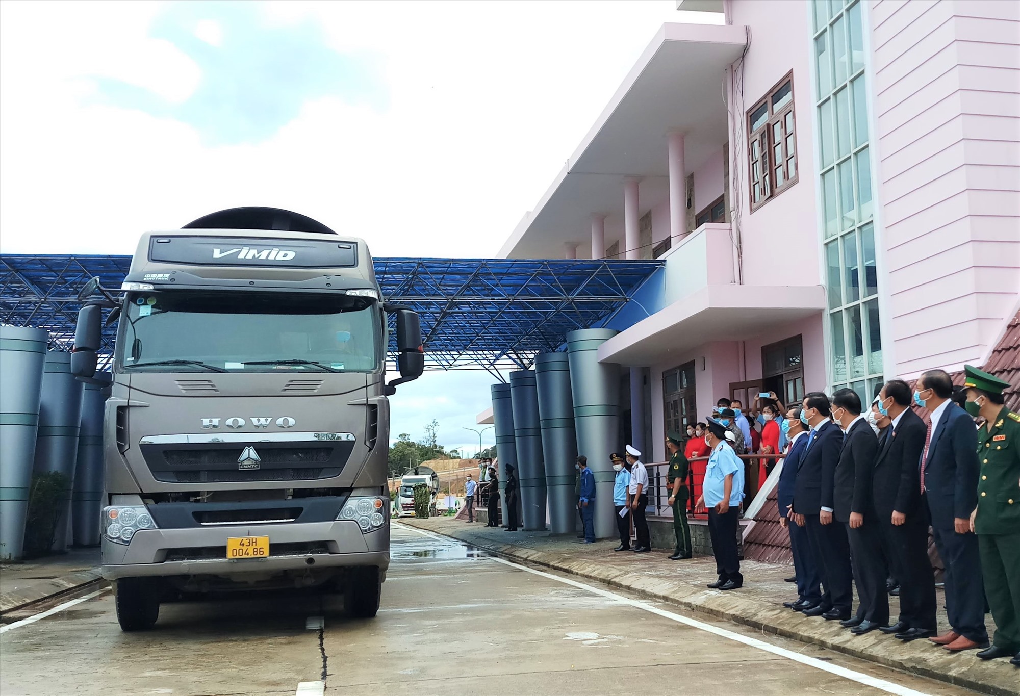 Thời gian qua, Quảng Nam - Sê Kông đặc biệt quan tâm đến thông quan hàng hóa qua Cửa khẩu quốc tế Nam Giang - Đắc Tà Oọc, xem đó là chiến lược phát triển của đôi bên.   Ảnh: ALĂNG NGƯỚC