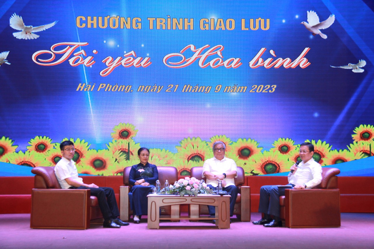 Các diễn giả chia sẻ tại chương trình Giao lưu “Tôi yêu Hòa bình” được tổ chức nhân kỷ niệm Ngày quốc tế Hòa bình 21/9.