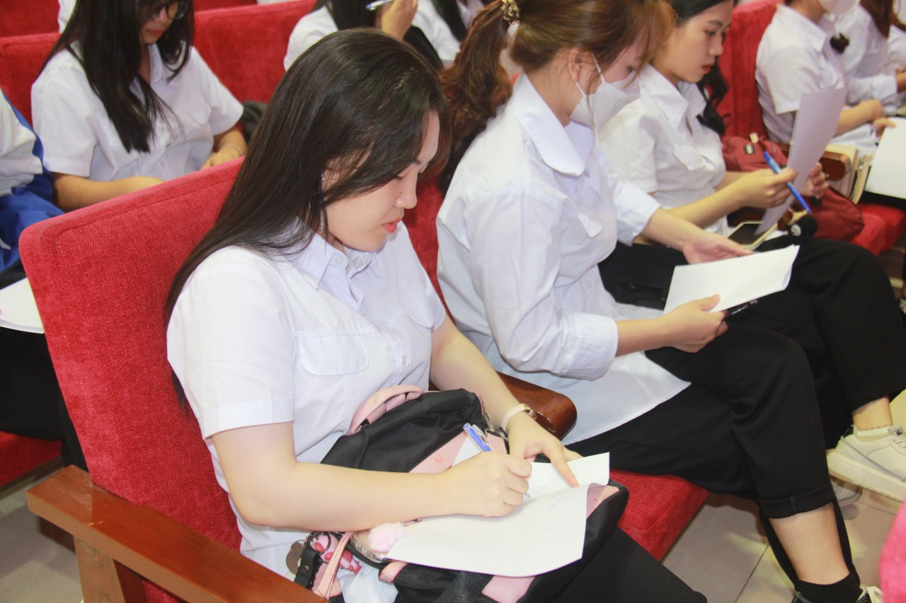 chương trình giao lưu “Tôi yêu hòa bình” được tổ chức với sự tham gia của 3 trường Đại học hàng hải, ĐH Y dược và ĐH Hải Phòng